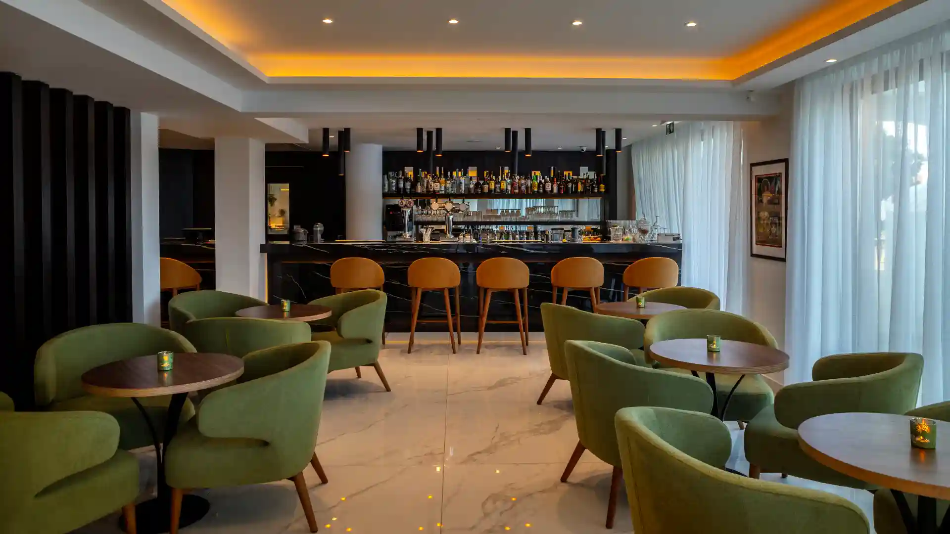 Leonardo Crystal Cove Hotel & Spa by the Sea - Ariadne Lounge Bar