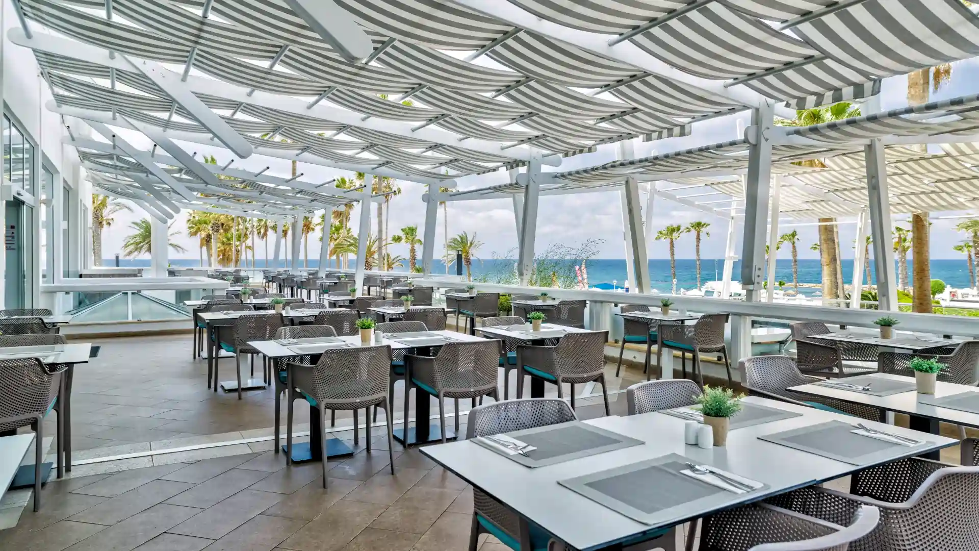 Leonardo Plaza Cypria Maris Beach Hotel & Spa - Blue Horizon Restaurant