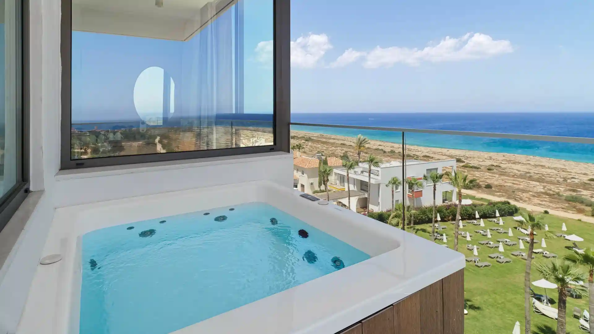 Junior Suite with outdoor hot tub