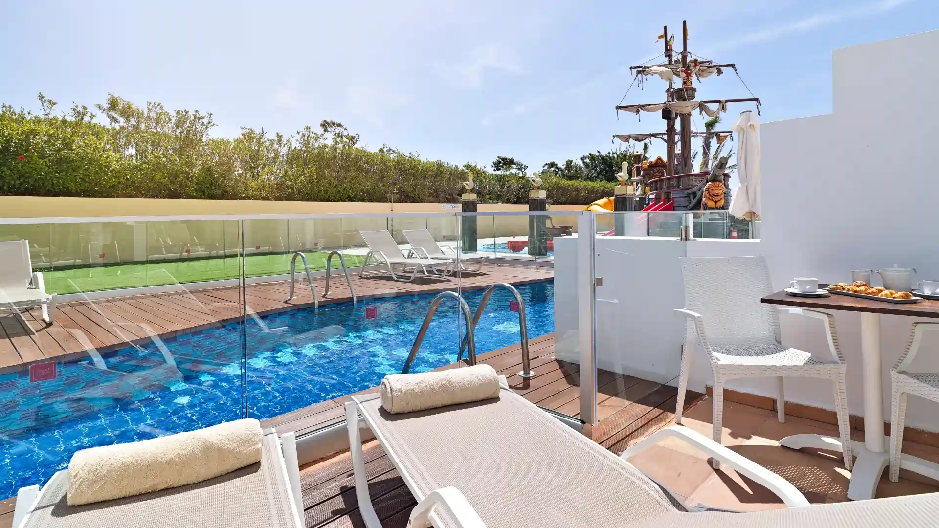 Swim-up Family Room Garden View