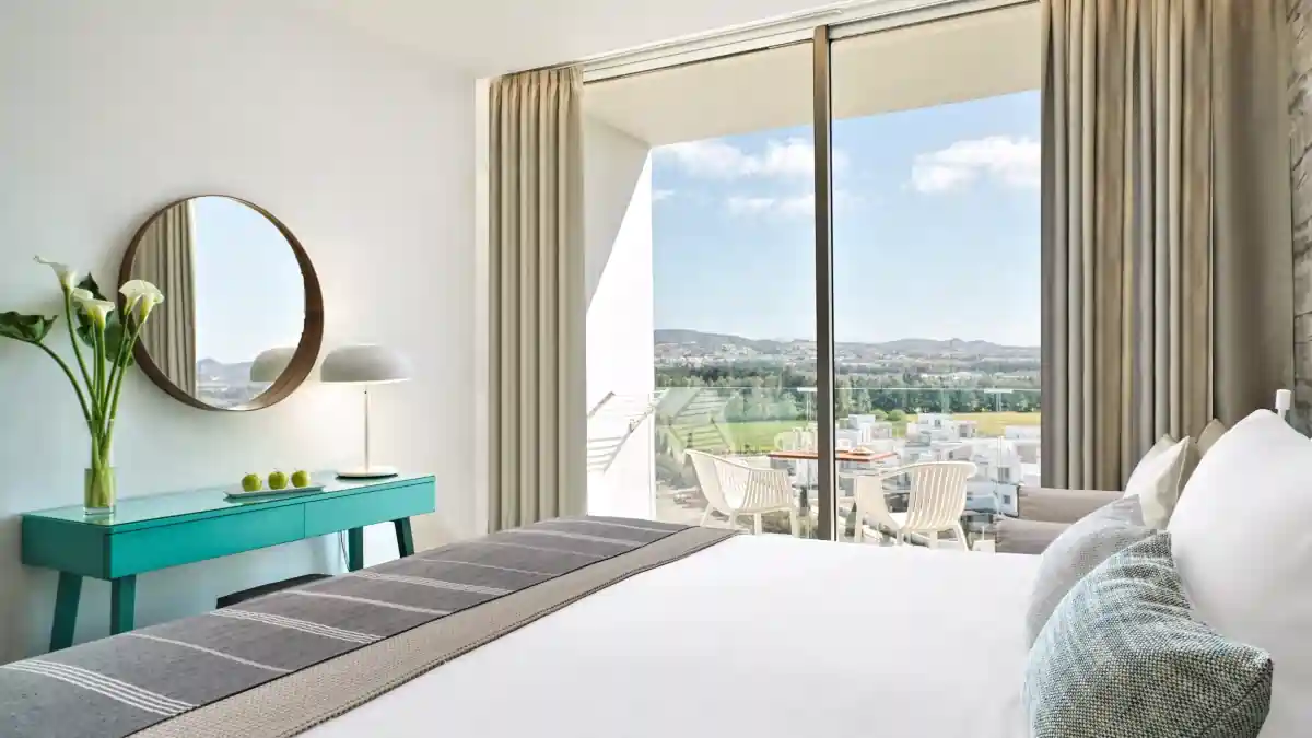 Deluxe Room with Executive Lounge Access