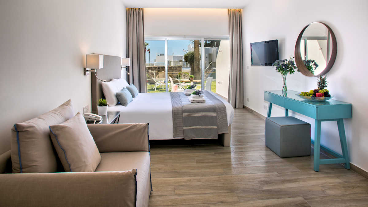 Swim Up Superior Room