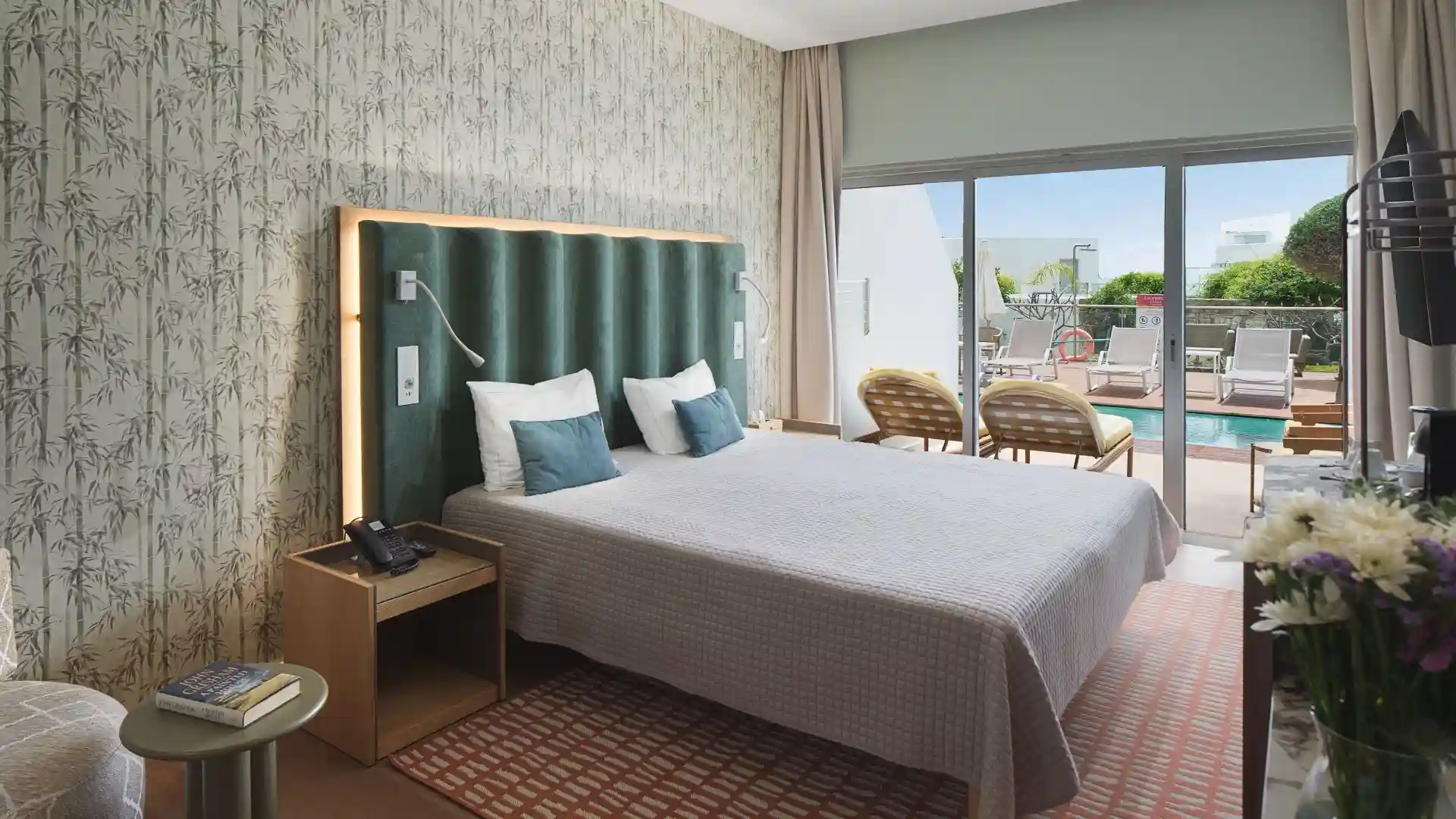 Swim Up Superior Room