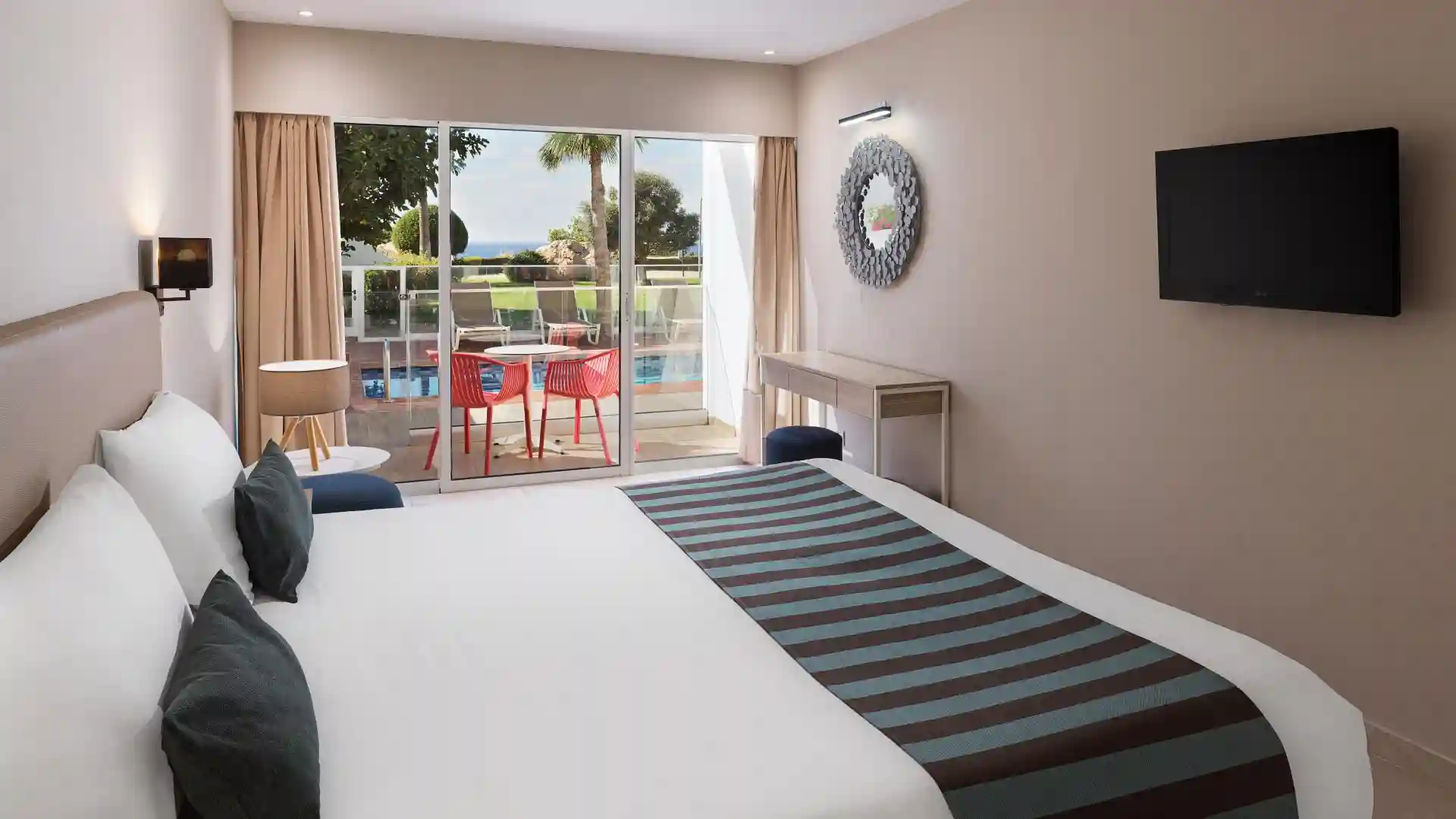 Executive Swim Up Suite