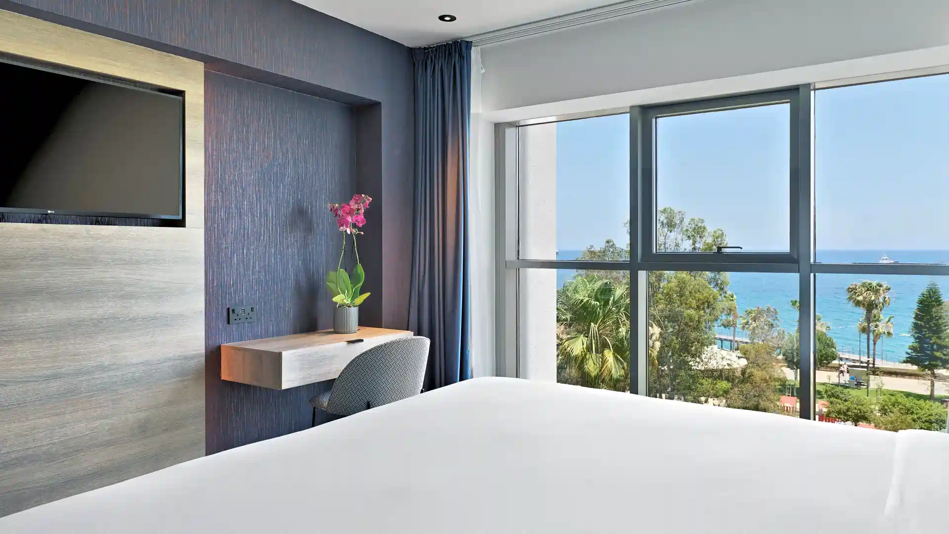 Space Executive Room Front Sea View with Business Lounge Access